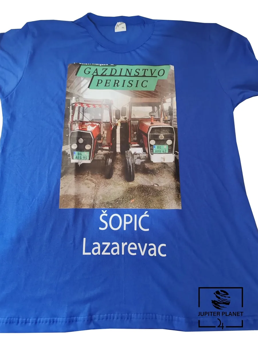 Plava majica sa fotografijom u boji i belim natpisom