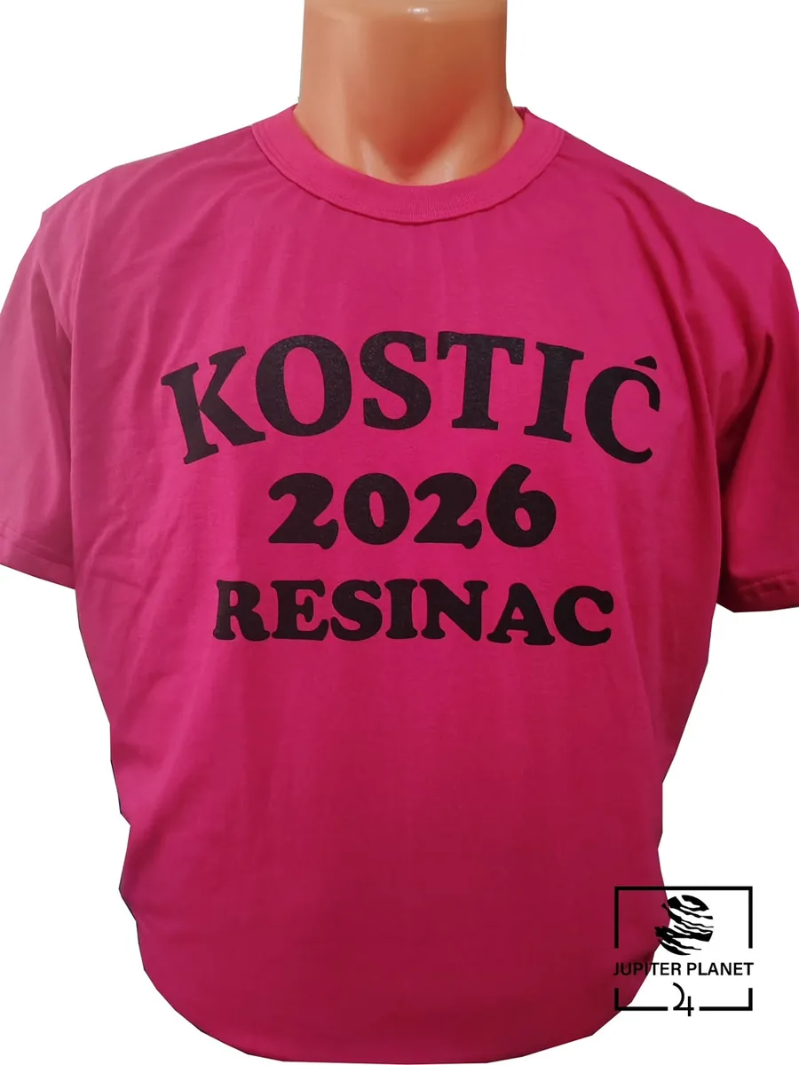 Roze majica sa prezimenom, godinom i mestom na prednjoj strani